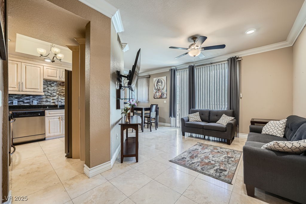 Photo 7 of 29, 220 E Flamingo Road #402