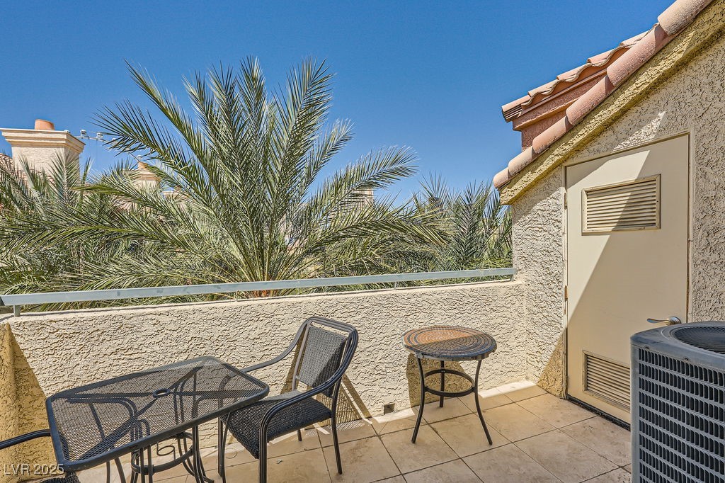 Photo 6 of 29, 220 E Flamingo Road #402