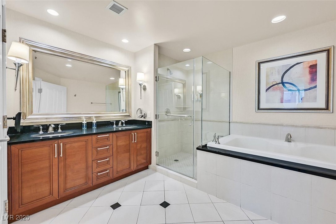 Photo 19 of 25, 135 E Harmon Avenue #1403