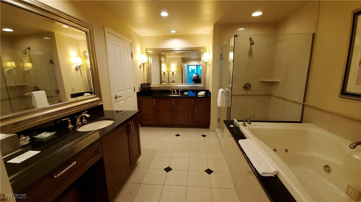 Photo 14 of 55, 125 E Harmon Avenue #220