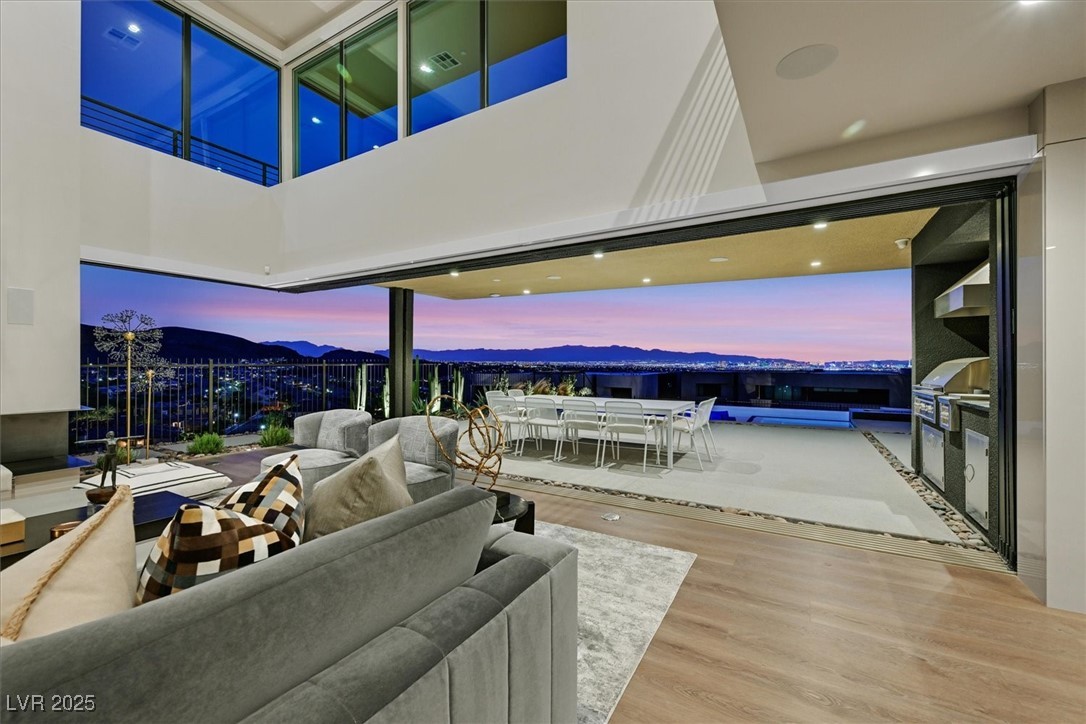 807 Magnum Cliff Court, Henderson 89012