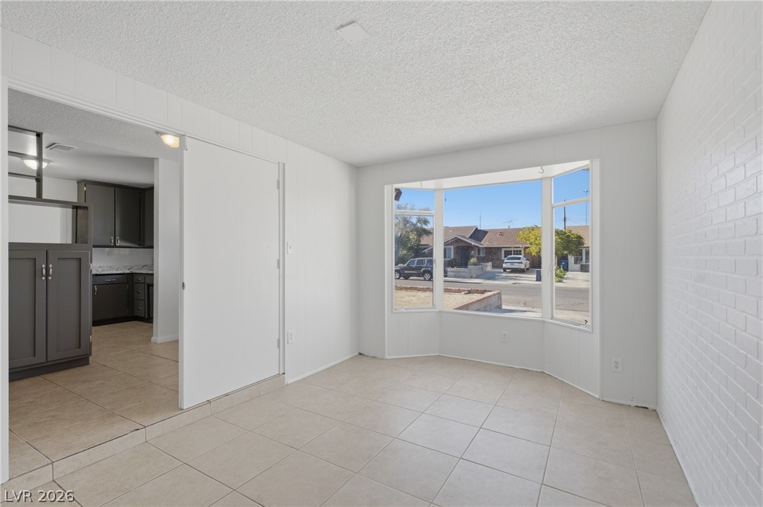 Photo 5 of 4913 Churchill Avenue