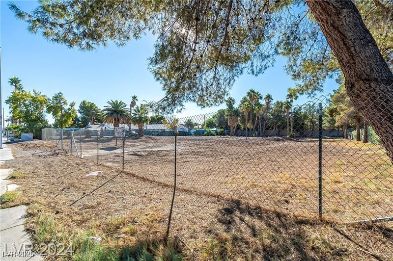Photo 4 of 3515 E Sunset Road