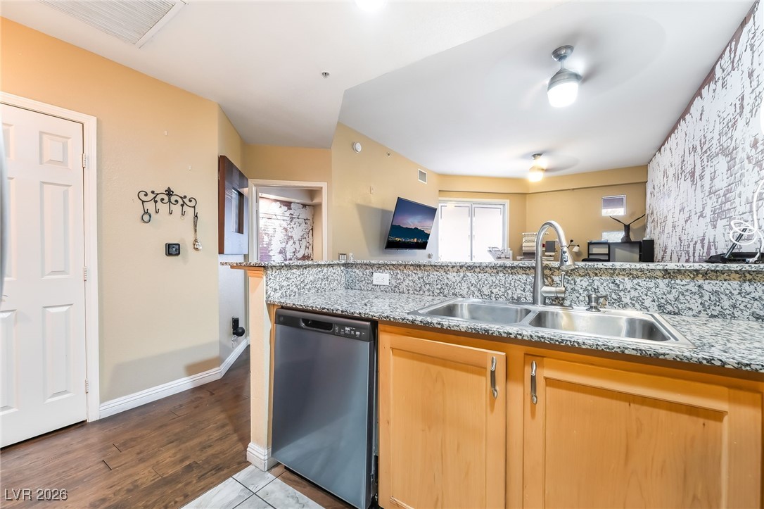 Photo 19 of 28, 35 E Agate Avenue #201