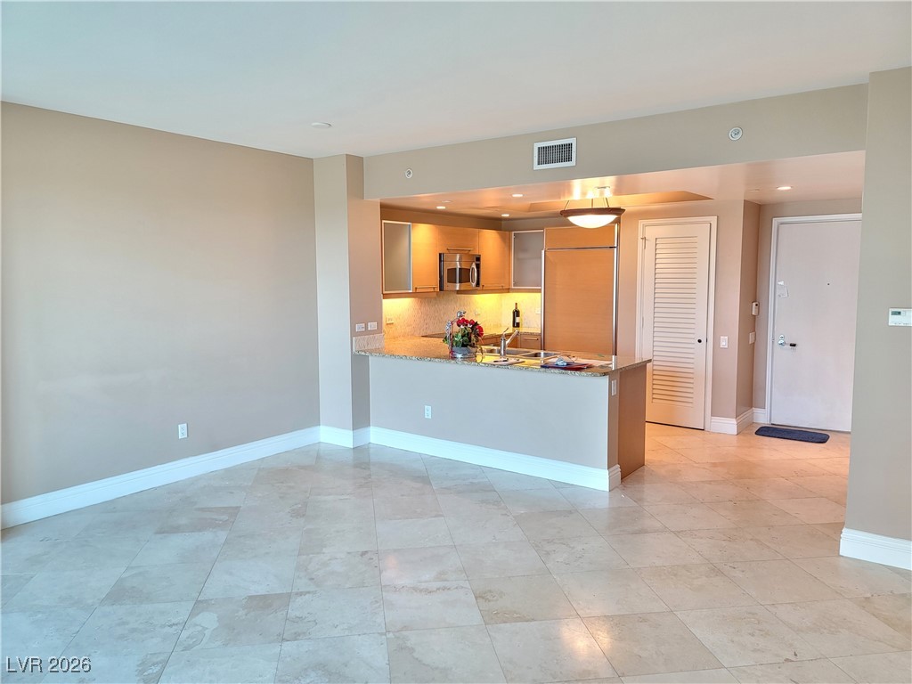 Photo 7 of 32, 322 KAREN Avenue #504