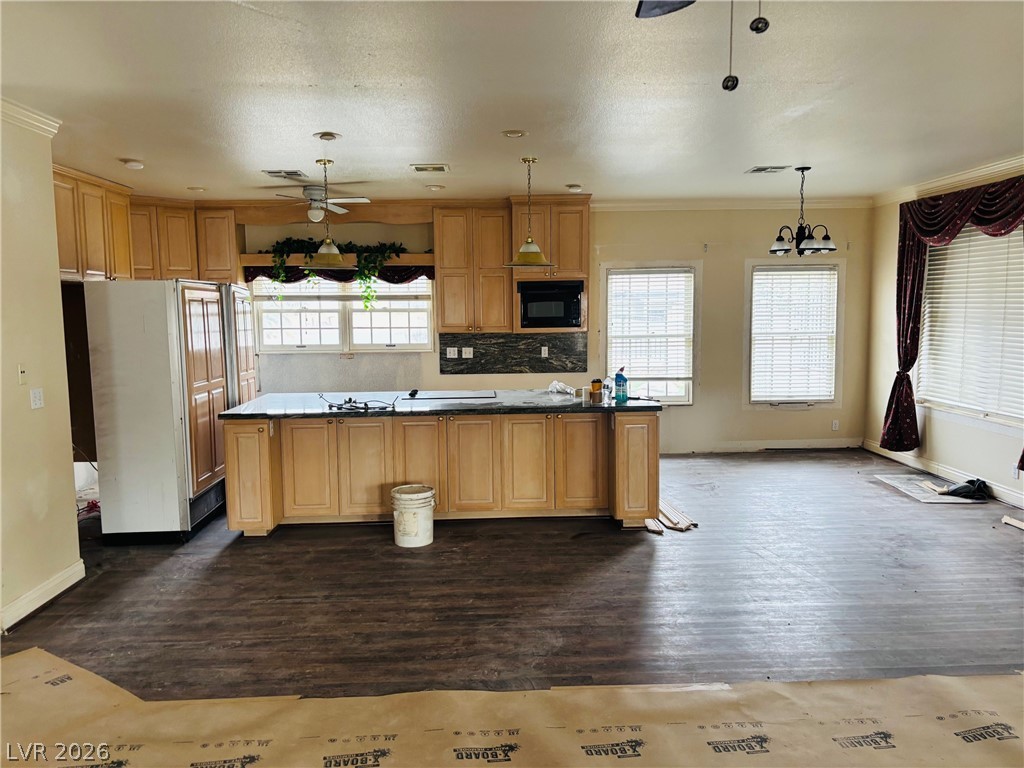 Photo 3 of 3725 E Quail Avenue