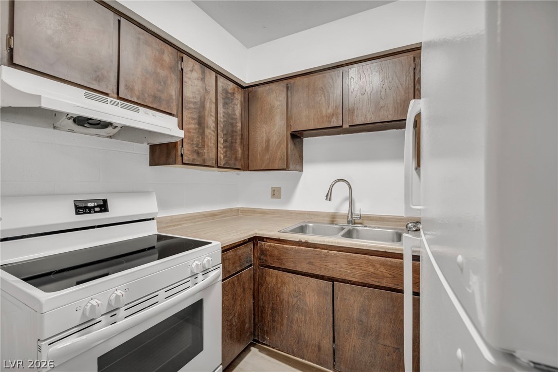 Photo 8 of 25, 605 S Royal Crest Circle #9