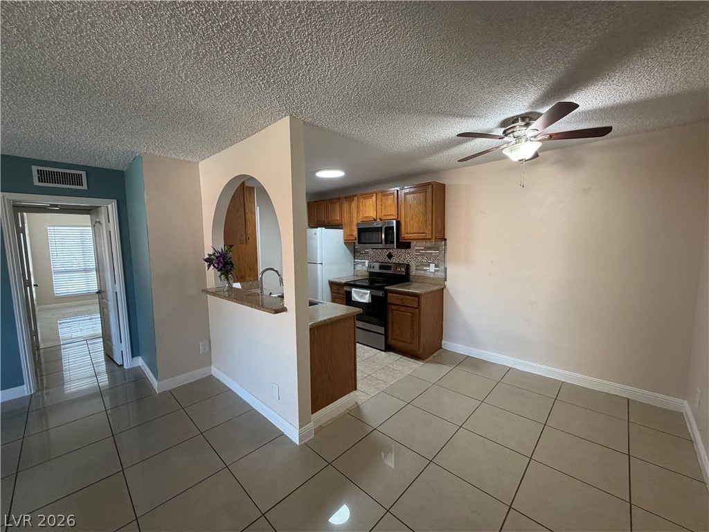 Photo 2 of 1515 E Reno Avenue #201
