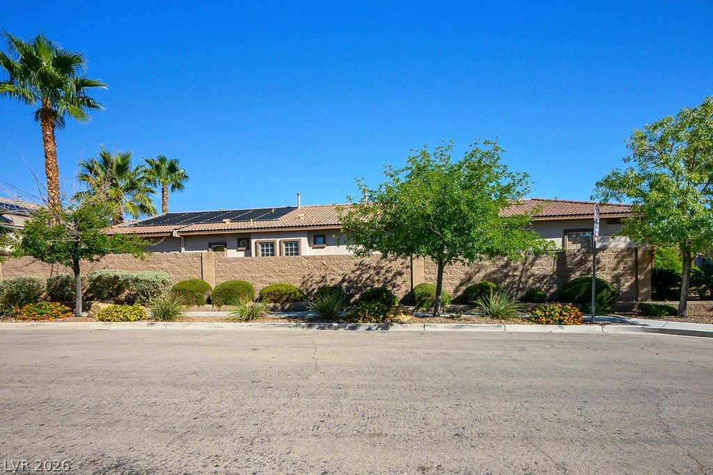 Photo 11 of 92, 1947 Grovespring Street