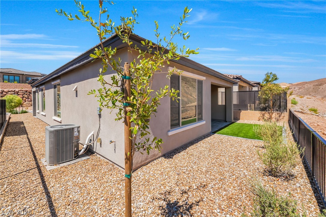 Photo 5 of 76 Crimson Cactus Avenue