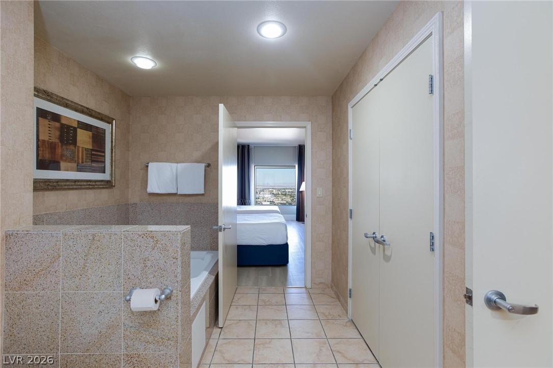 Photo 8 of 32, 211 E Flamingo Road #1511