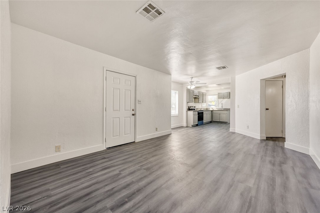 Photo 3 of 1325 E Oakey Boulevard