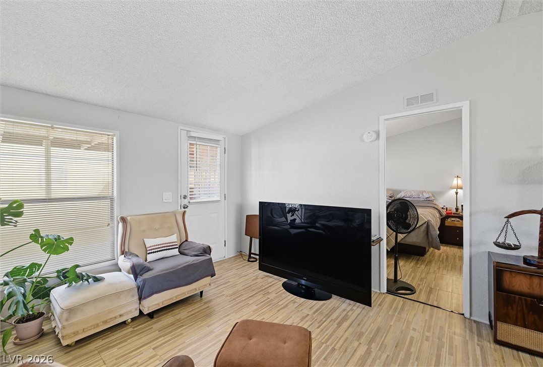 Photo 6 of 27, 261 W Kite Street