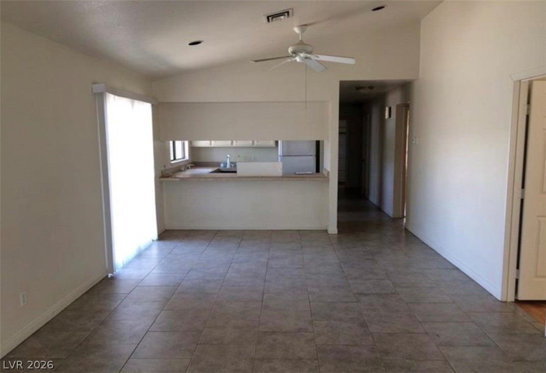 Photo 4 of 3948 APPLECREST Street