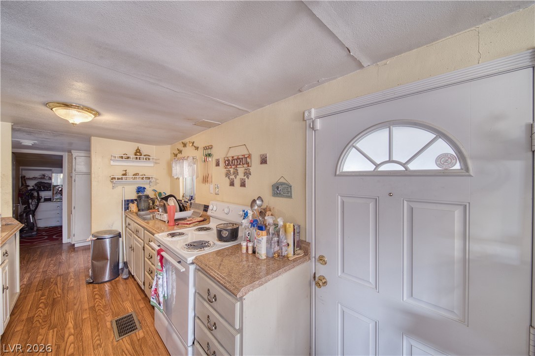 Photo 7 of 30, 1610 W Vondell Drive