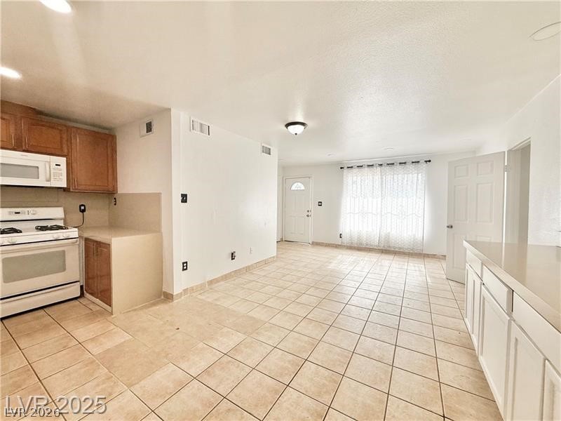 Photo 7 of 24, 3209 El Morro Avenue