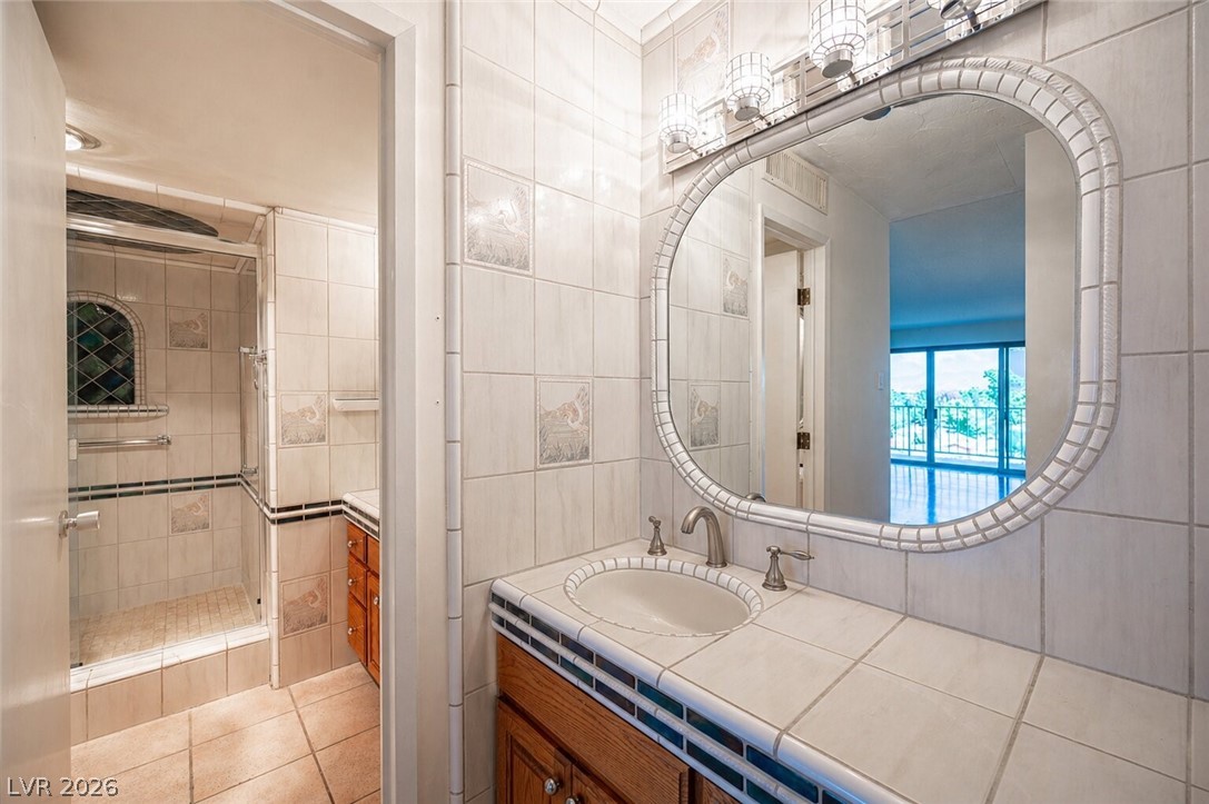 Photo 11 of 12, 3111 Bel Air Drive #6E