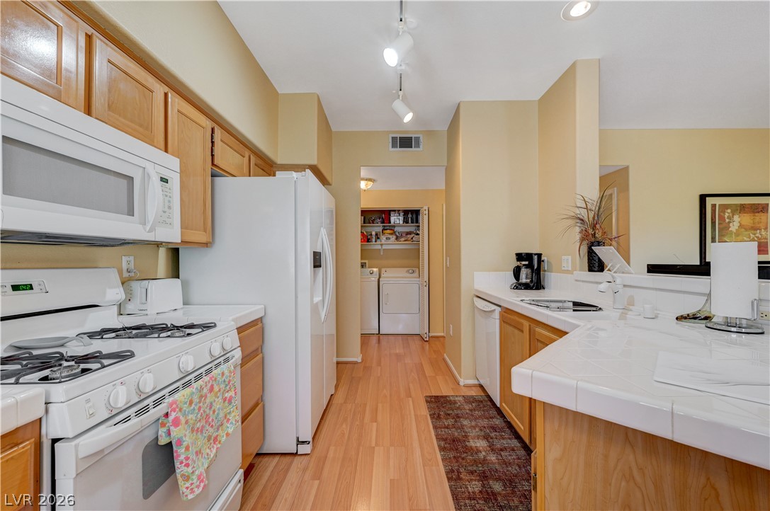 Photo 9 of 33, 8501 W University Avenue #2102