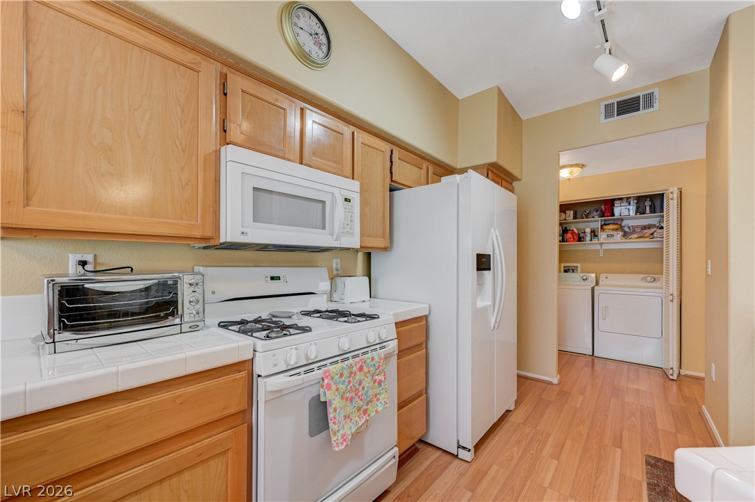 Photo 8 of 33, 8501 W University Avenue #2102