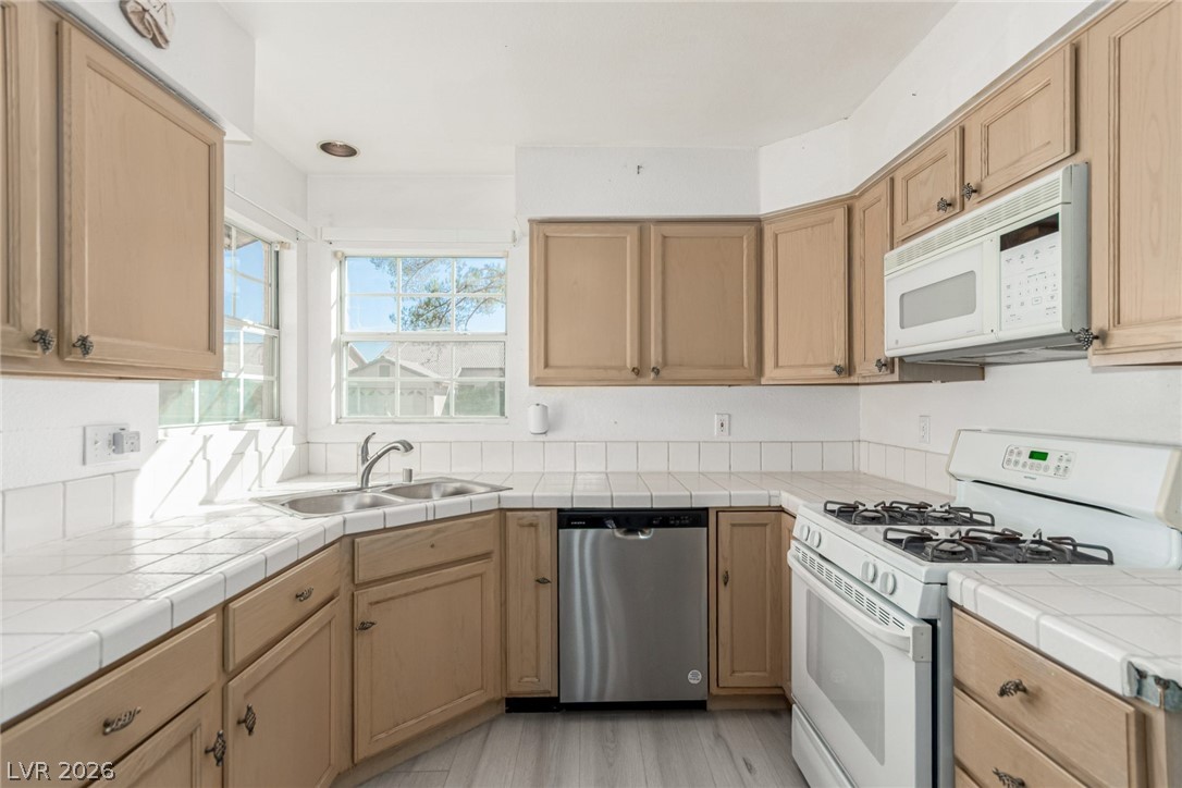 Photo 14 of 31, 4908 Winterset Drive