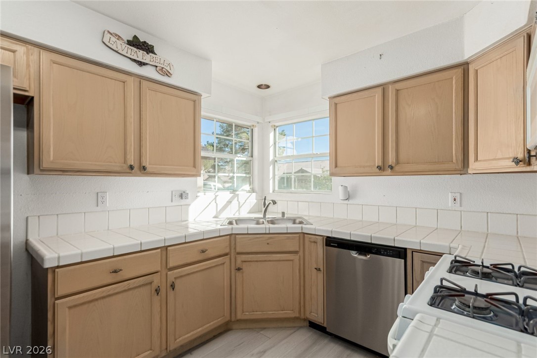 Photo 15 of 31, 4908 Winterset Drive