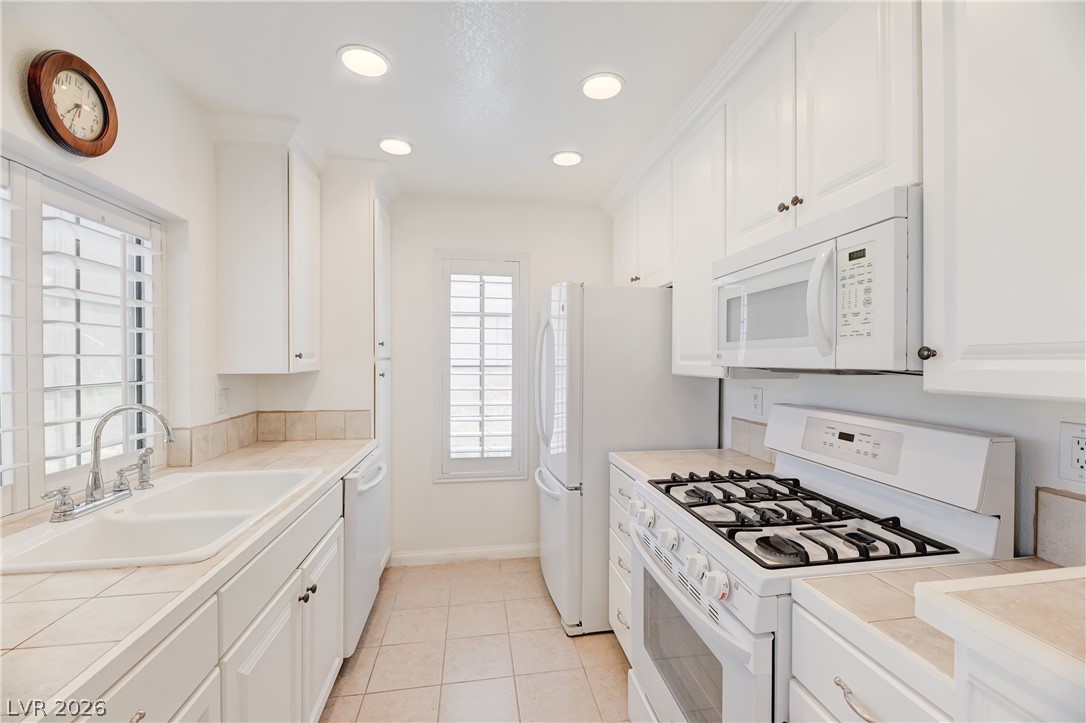 Photo 8 of 31, 4835 S Torrey Pines Drive #104