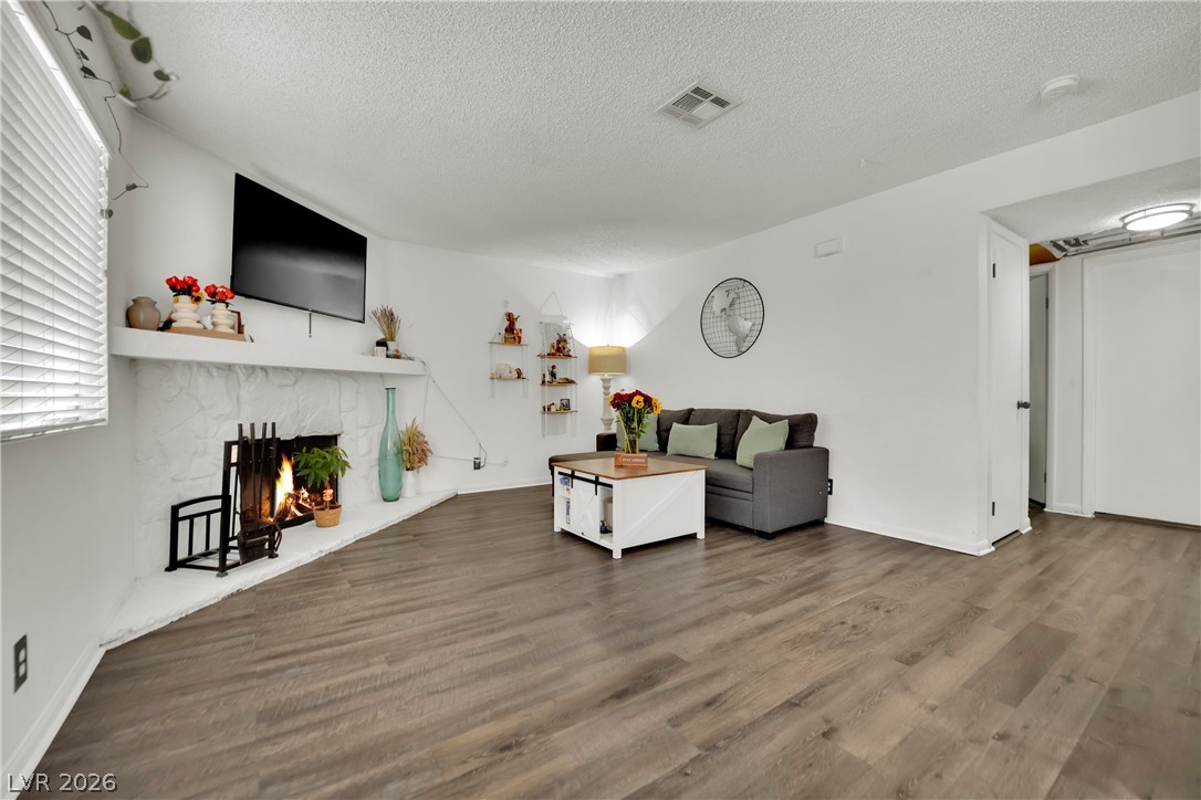 Photo 7 of 24, 929 Rockview Drive #202