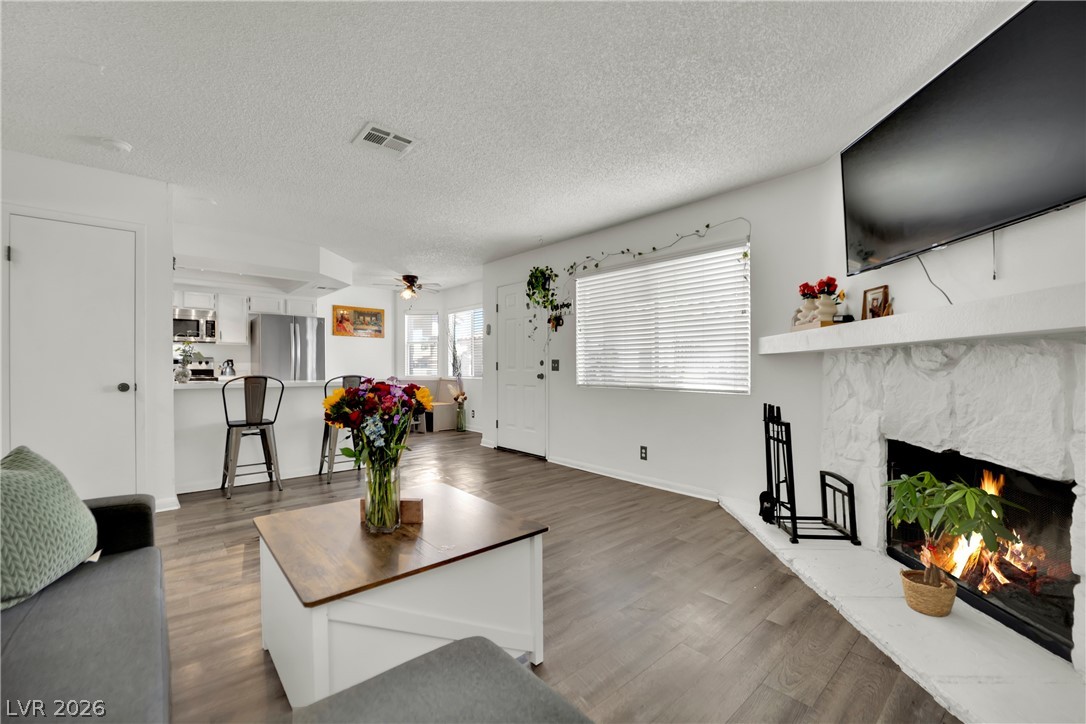 Photo 8 of 24, 929 Rockview Drive #202