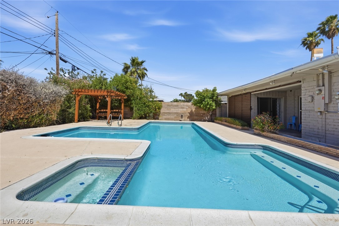 Photo 2 of 909 Canosa Avenue