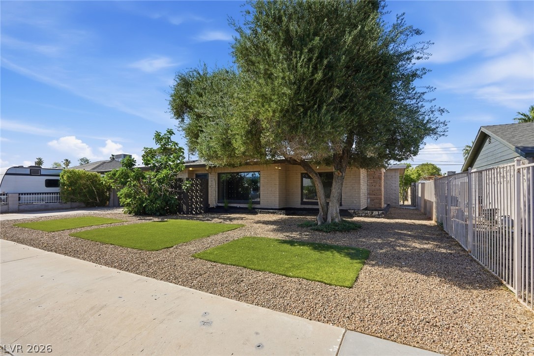 Photo 17 of 63, 909 Canosa Avenue