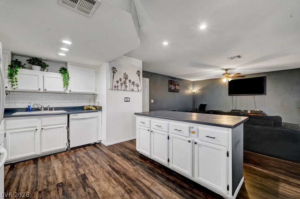 Photo 7 of 34, 7600 Cromberg Avenue #201