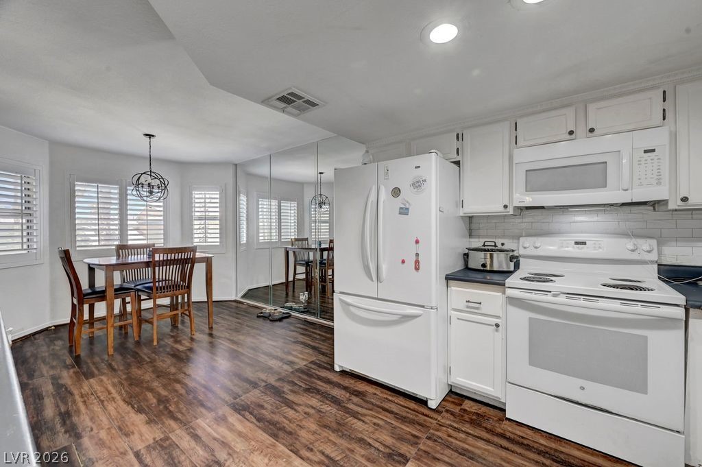 Photo 11 of 34, 7600 Cromberg Avenue #201