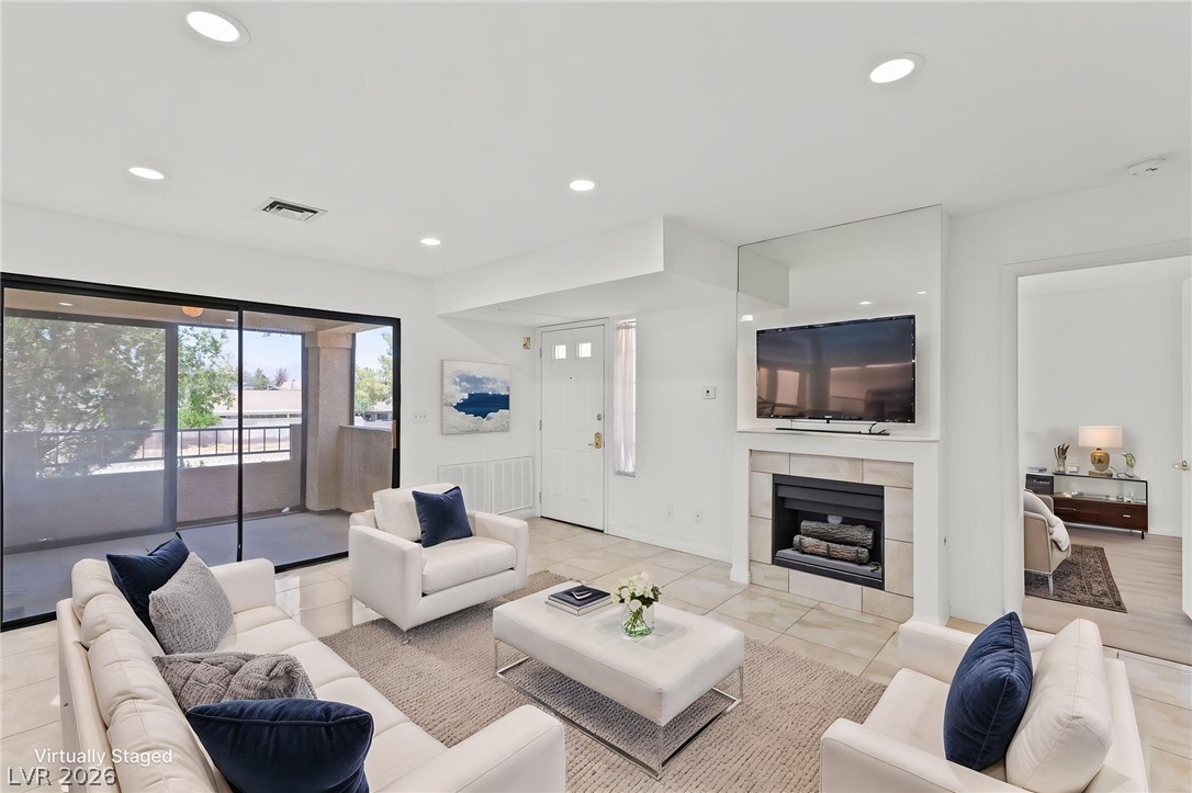 Photo 6 of 46, 4823 S Torrey Pines Drive #203