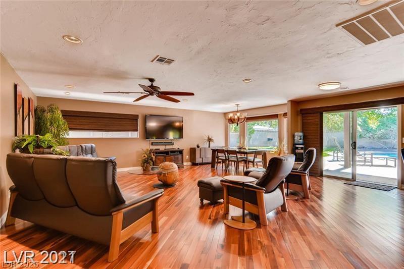 Photo 5 of 121 E Mulberry Drive