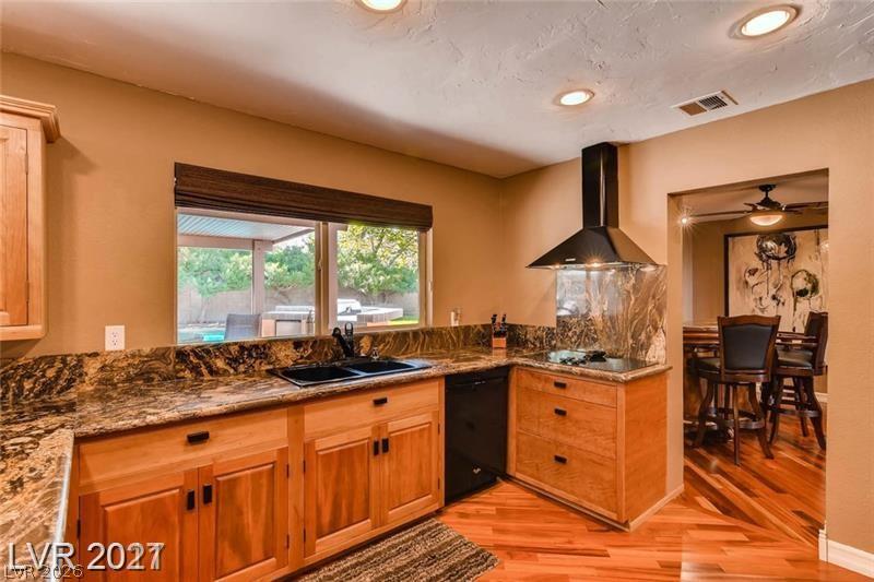 Photo 6 of 10, 121 E Mulberry Drive