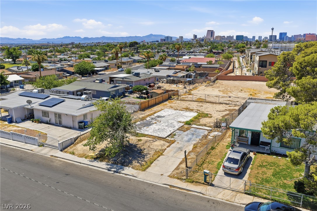 Photo 14 of 32, 609 Gilday Avenue