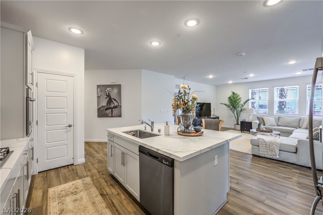 Photo 11 of 51, 2555 Hampton Road #4104