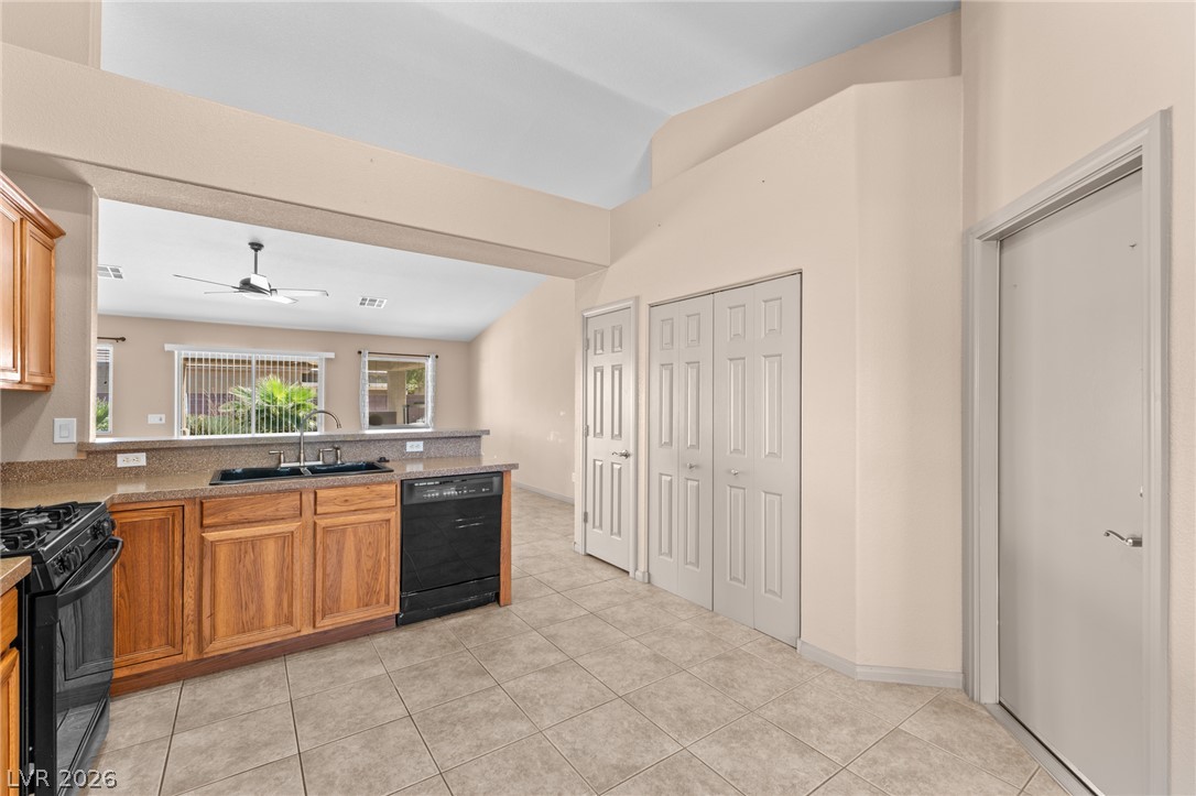 Photo 9 of 27, 3848 Greenfield Lakes Street