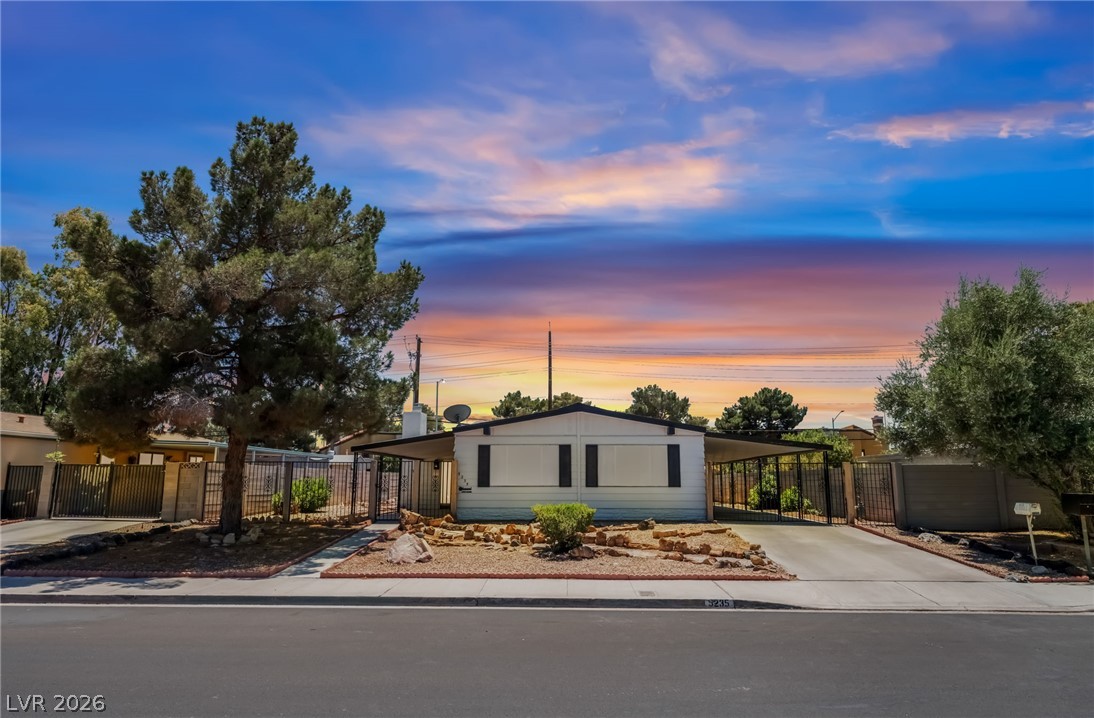 5235 Sir James Way, Las Vegas 89110