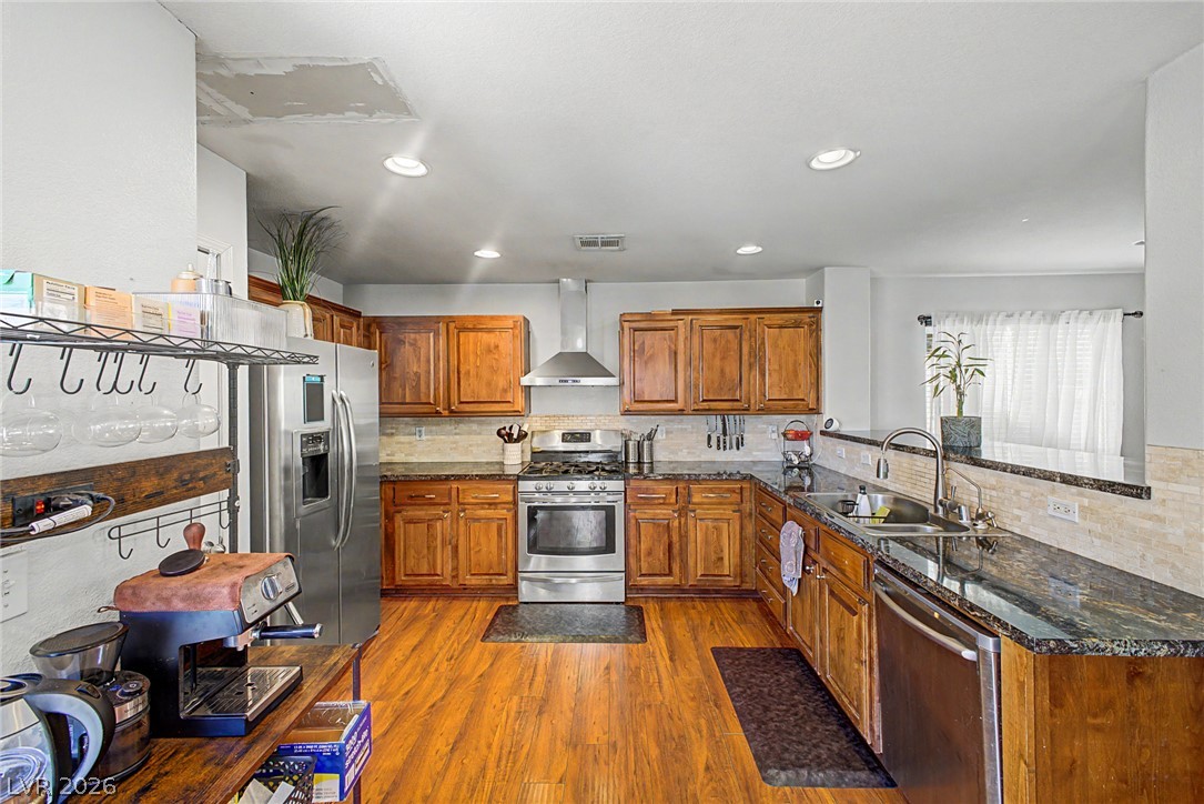 Photo 8 of 28, 3849 Bayamon Street