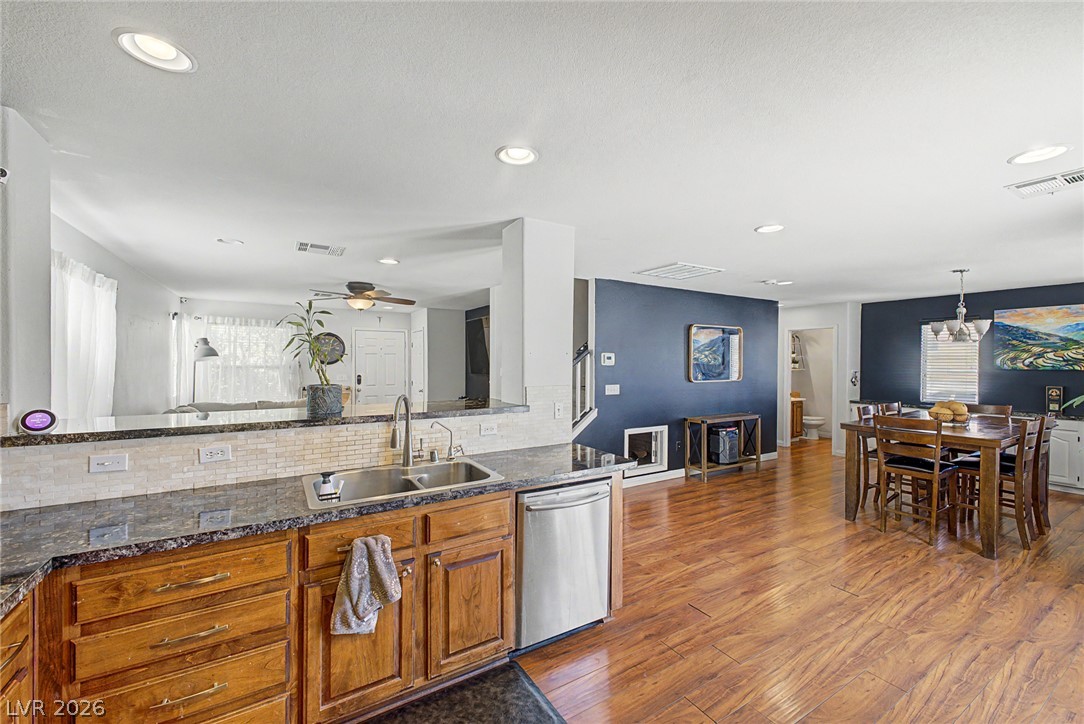 Photo 9 of 28, 3849 Bayamon Street