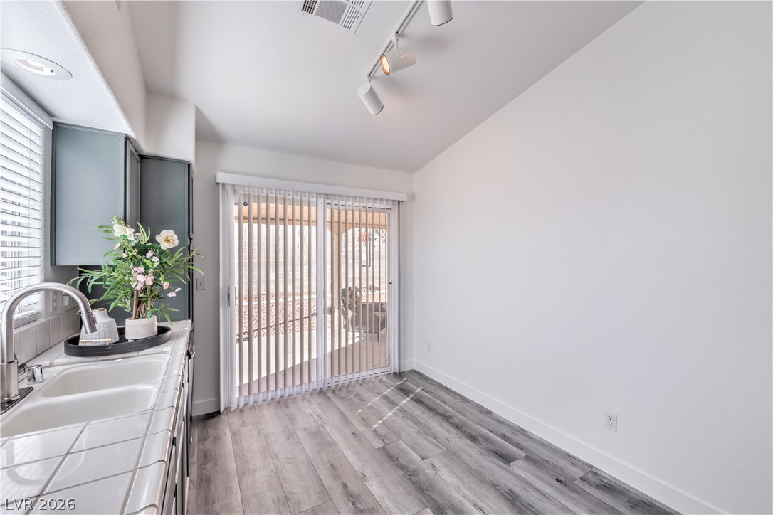 Photo 9 of 31, 3869 Mapleview Court