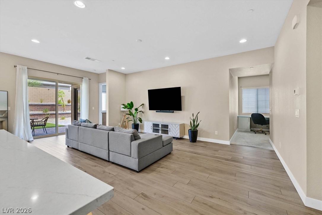 Photo 7 of 51, 552 Comodo Street