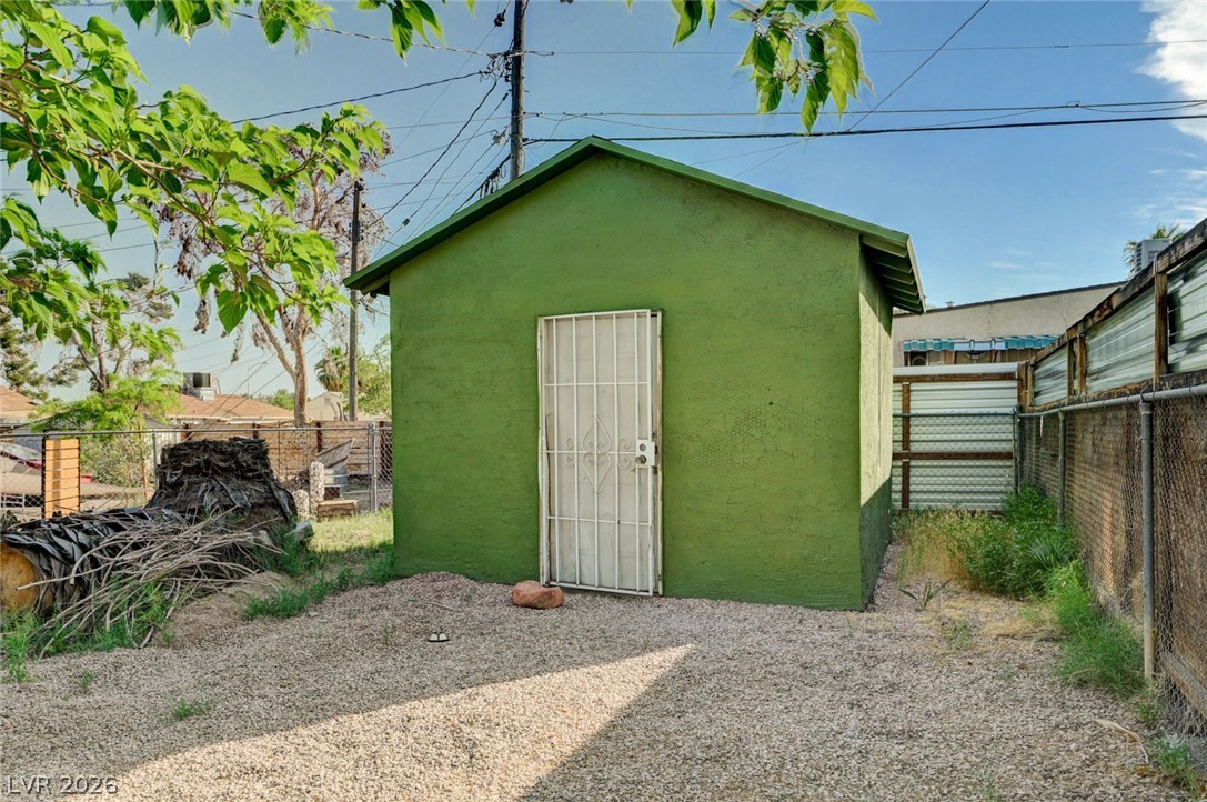 Photo 39 of 43, 1720 E Carson Avenue