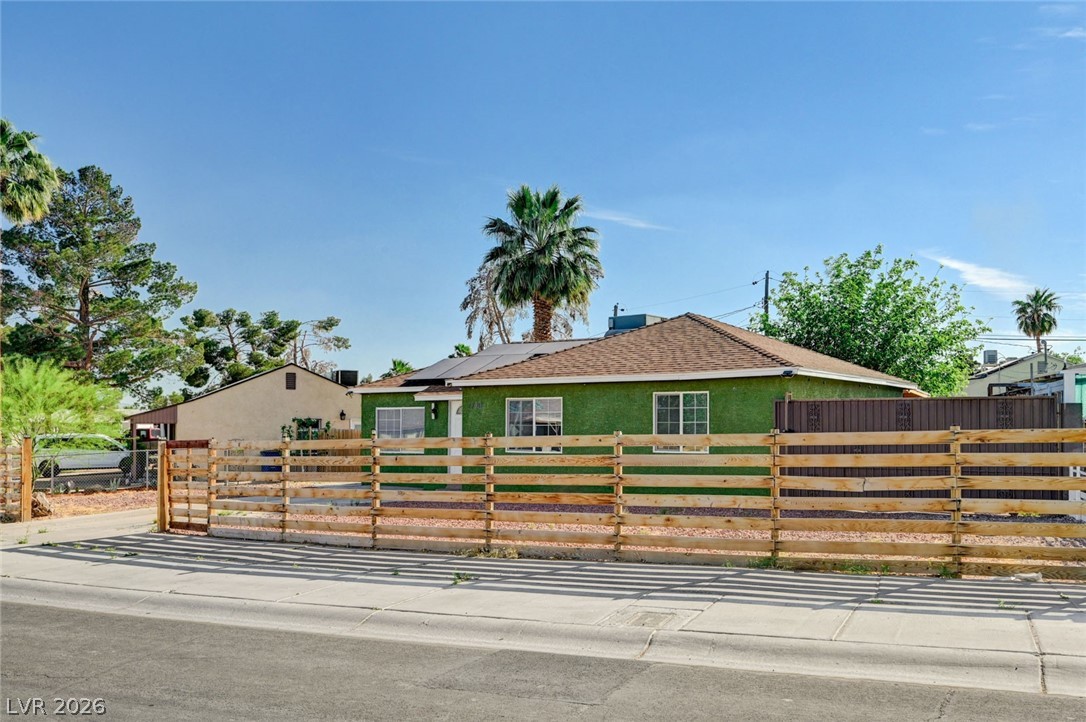 Photo 2 of 1720 E Carson Avenue