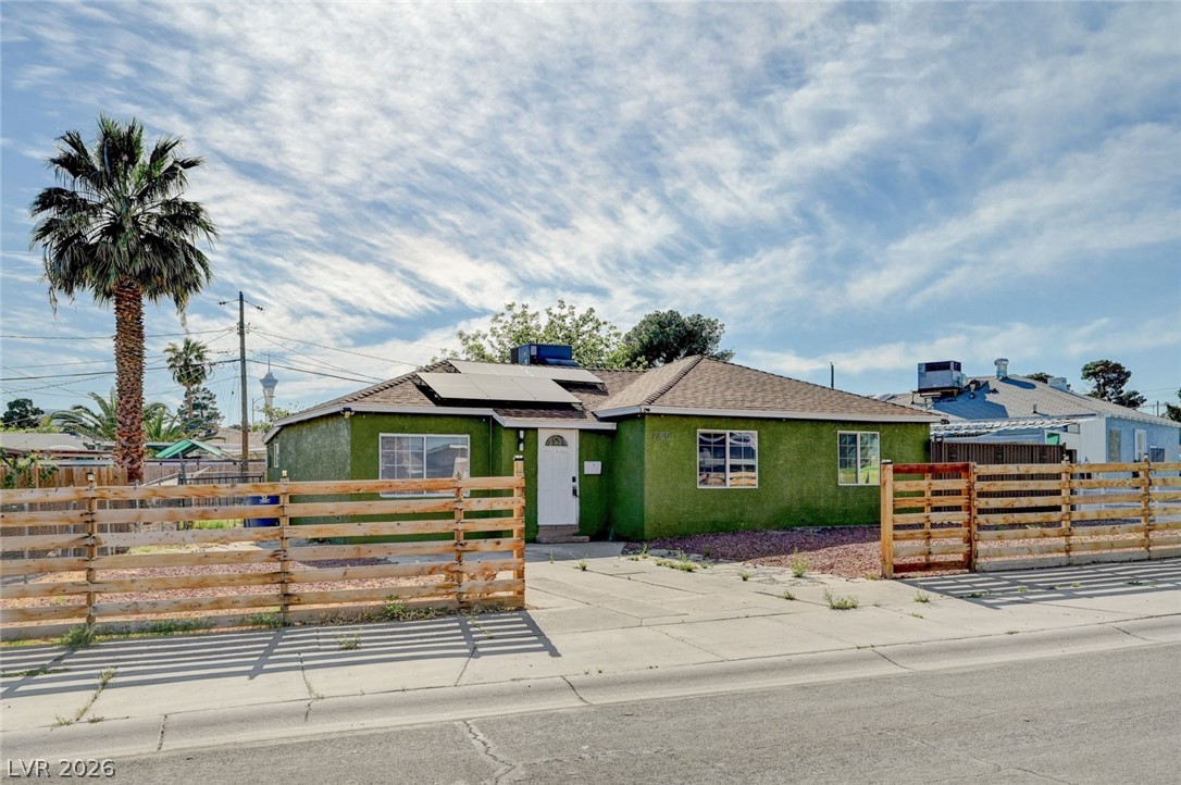 Photo 3 of 1720 E Carson Avenue