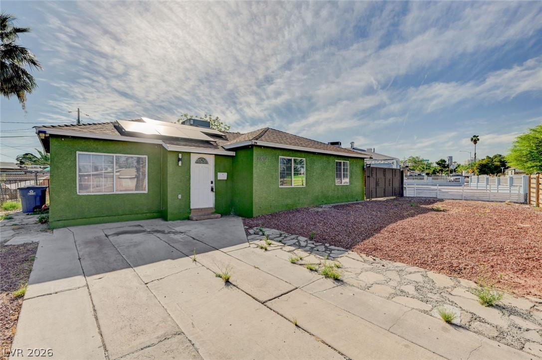 Photo 4 of 1720 E Carson Avenue