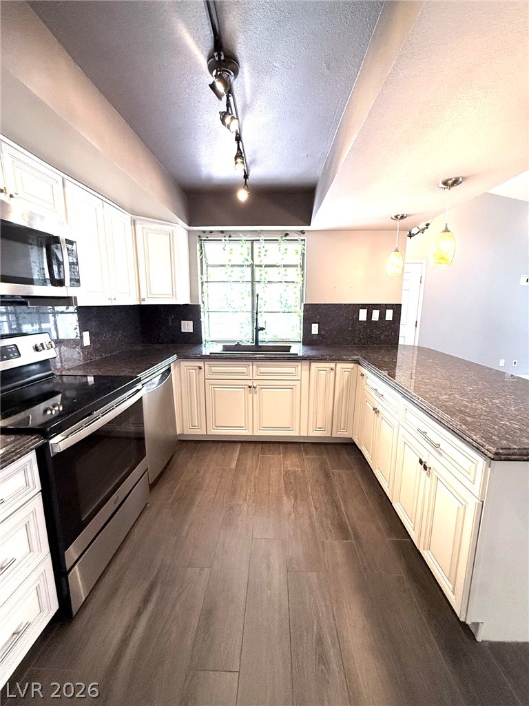Photo 6 of 15, 8404 Mulcahy Avenue