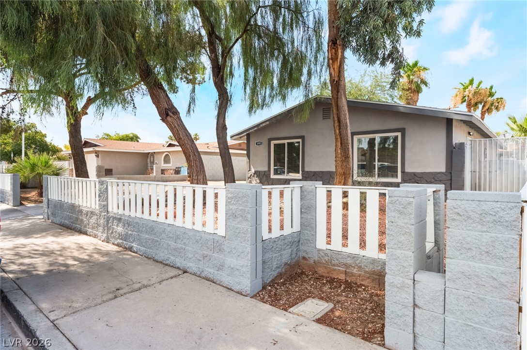 Photo 3 of 3903 Sequoia Avenue