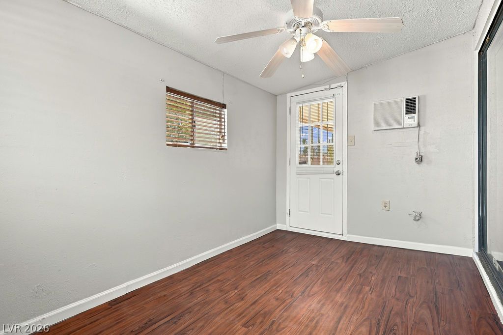 Photo 8 of 23, 1305 Jackson Avenue